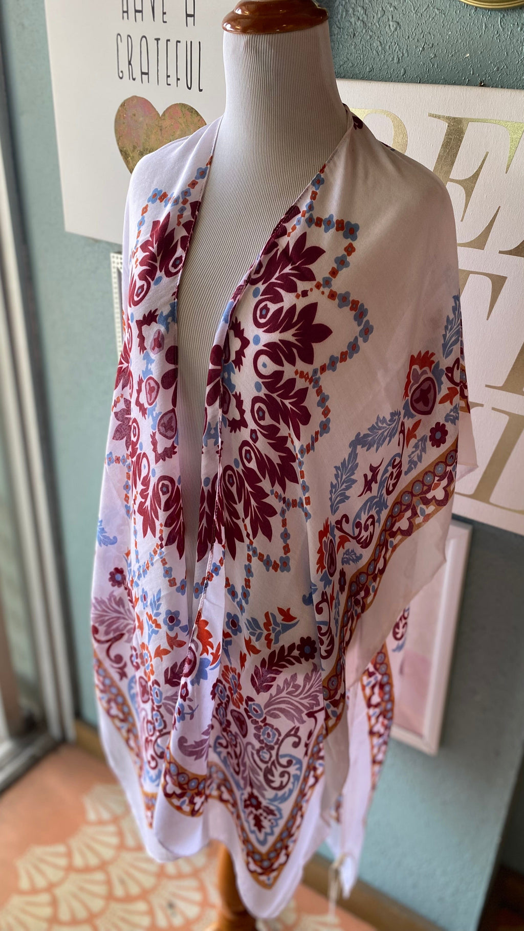 Styliné White and Maroon Kimono